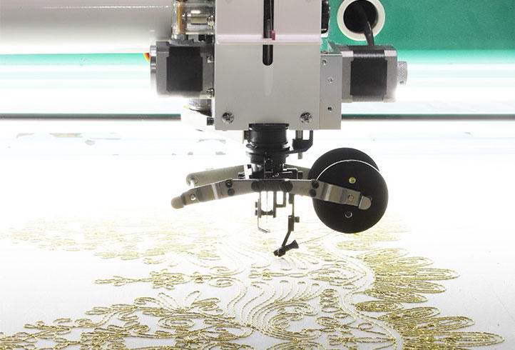 What types of thread can the LJ-Multifunction Mixed Embroidery Machine accommodate?